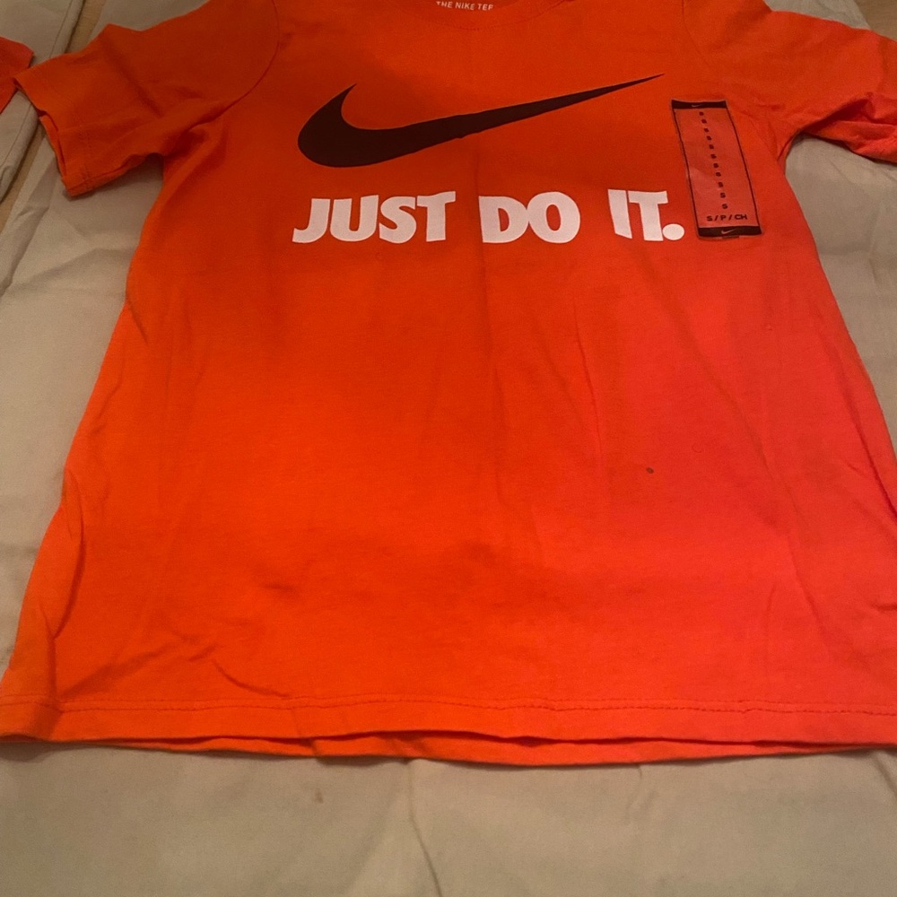 BOYs NWT t-shirt sz small